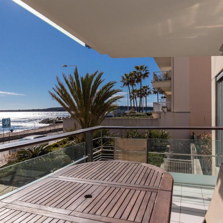Bright two bedroomed apartment on the beach in Cannes with huge terrace with fabulous sea views - 2001 - Apartment mit 2 Schlafzimmern - 5