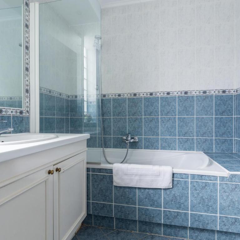 Bright two bedroomed apartment on the beach in Cannes with huge terrace with fabulous sea views - 2001 - Apartment mit 2 Schlafzimmern - 17