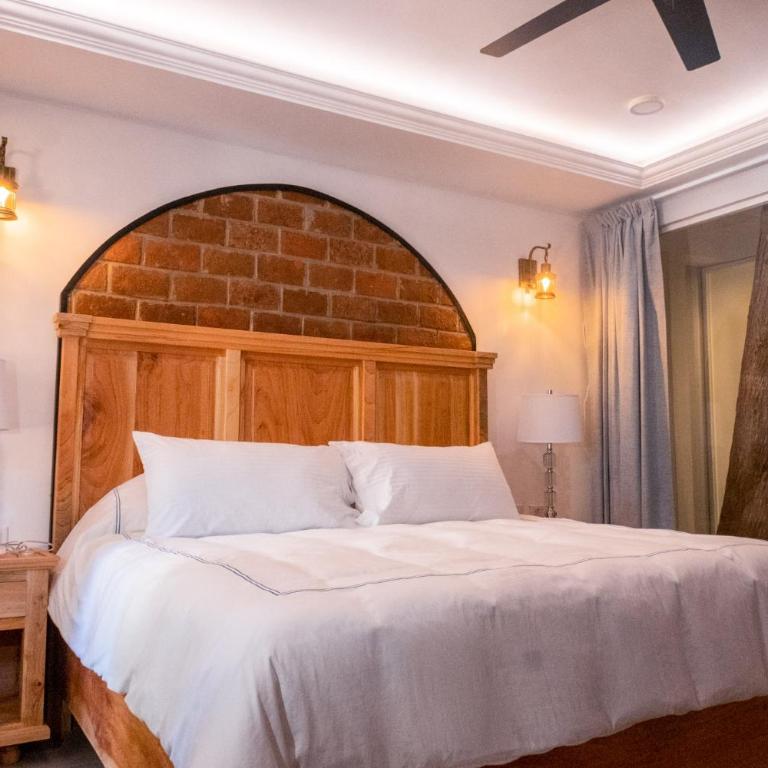 Hacienda Valentino - Standard King Room - 4