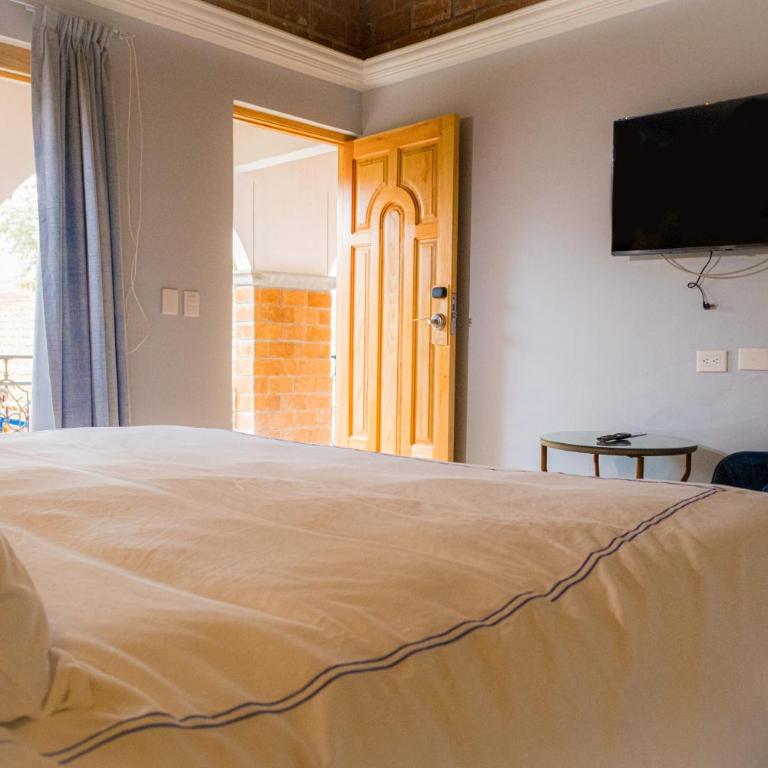 Hacienda Valentino - King Room with Balcony - 25