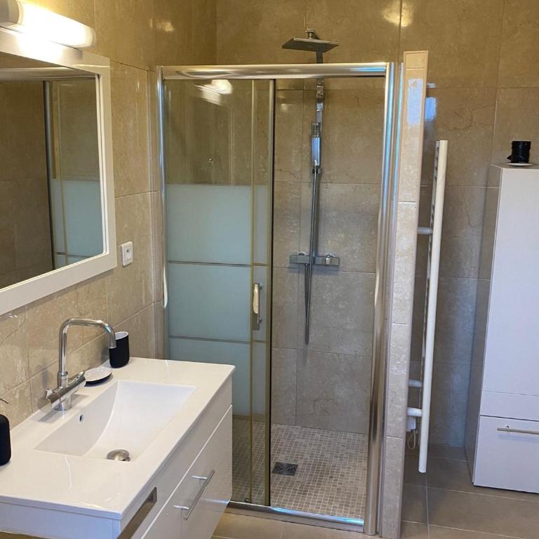 Spacieuse Villa Niçoise au calme avec piscine - Villa avec Piscine Privée - 14