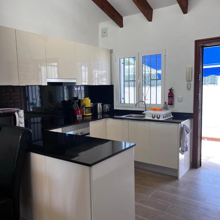 Vista Bahia II Apartments- top floor with balcony views & ground floor with garden and BBQ - Apartment with Sea View - 44