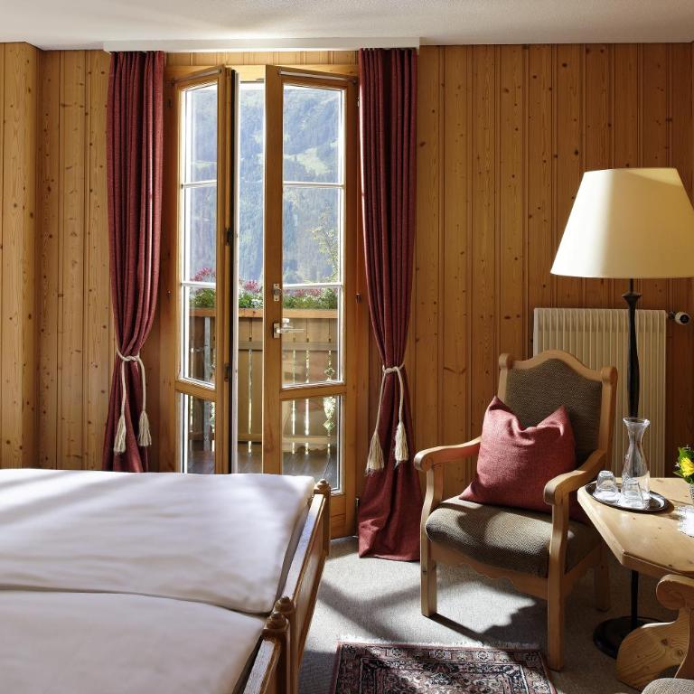Hotel Alpenrose Wengen - a family affair since 1881 - Doppelzimmer mit Balkon und Bergblick - 1