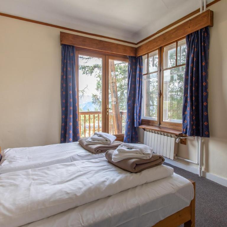 Hotel le Chamois - Budget "hostel" room with Shared Facilities - Twin w. balcony - 1