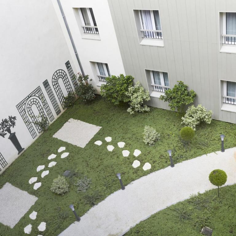 Kyriad Paris 18 - Porte de Clignancourt - Montmartre - Chambre Supérieure avec 1 Lit Double et 1 Lit Simple - 1