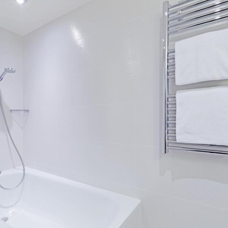 Kyriad Paris 18 - Porte de Clignancourt - Montmartre - Chambre Lits Jumeaux - 2