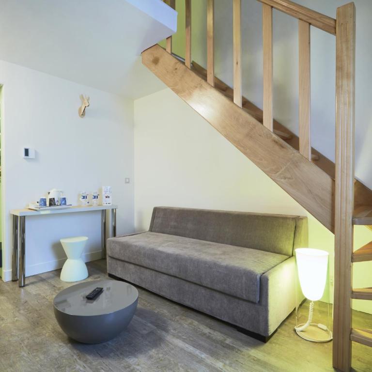 Kyriad Paris 18 - Porte de Clignancourt - Montmartre - Chambre Supérieure avec 1 Lit Double et 1 Lit Simple - 2