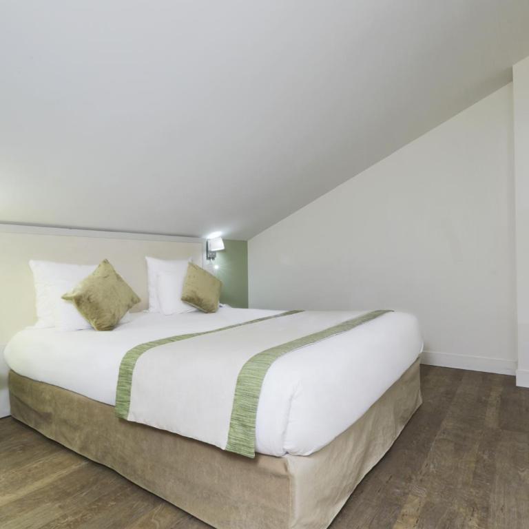 Kyriad Paris 18 - Porte de Clignancourt - Montmartre - Chambre Supérieure avec 1 Lit Double et 1 Lit Simple - 5