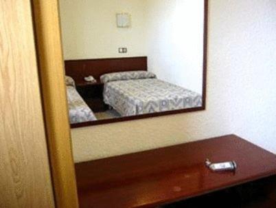 Roma Reial - Twin Room - 4