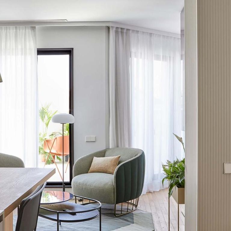 60 Balconies Iconic - Family Room with Balcony - 3