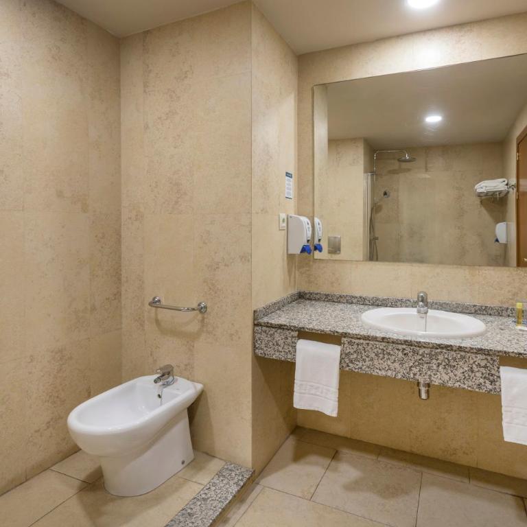 Las Palmeras Affiliated by FERGUS - Habitación Doble - 2 camas (3 adultos) - 3