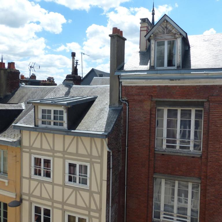 Coeur Rouennais 4P - Centre historique - Rue piétonne - Internet -Wifi - Chambre Quadruple avec Douche - 26