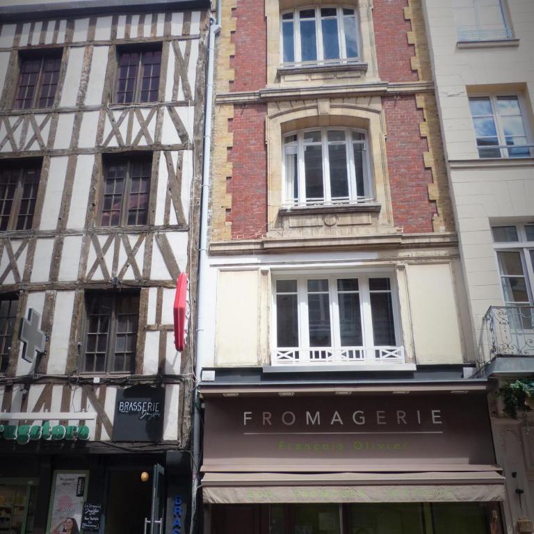 Coeur Rouennais 4P - Centre historique - Rue piétonne - Internet -Wifi - Chambre Quadruple avec Douche - 27