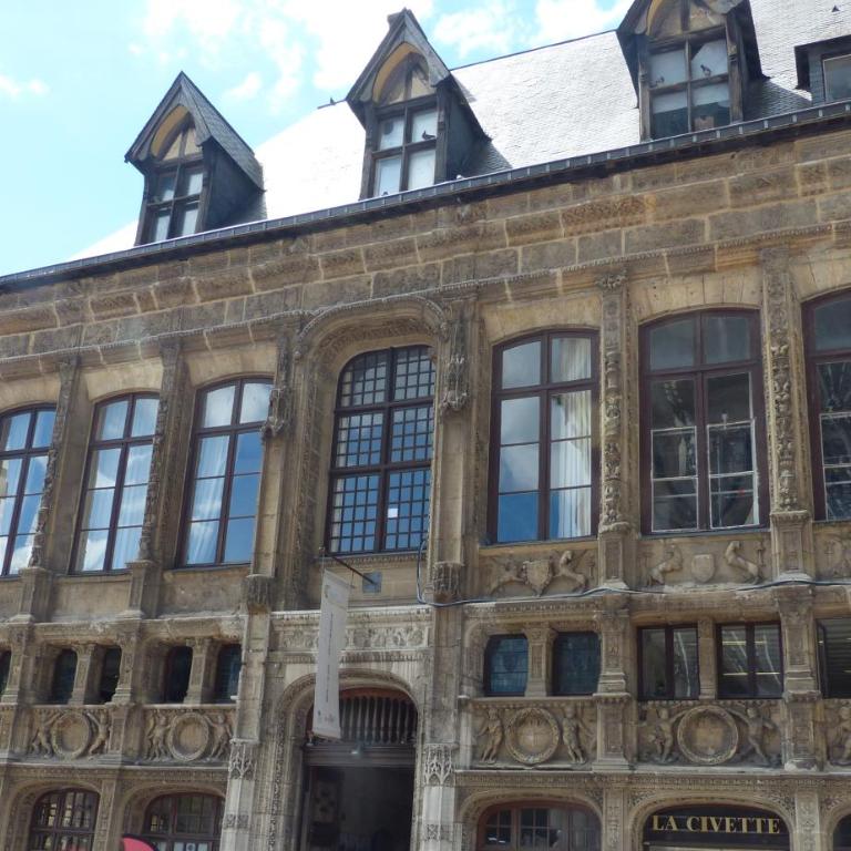 Coeur Rouennais 4P - Centre historique - Rue piétonne - Internet -Wifi - Chambre Quadruple avec Douche - 30