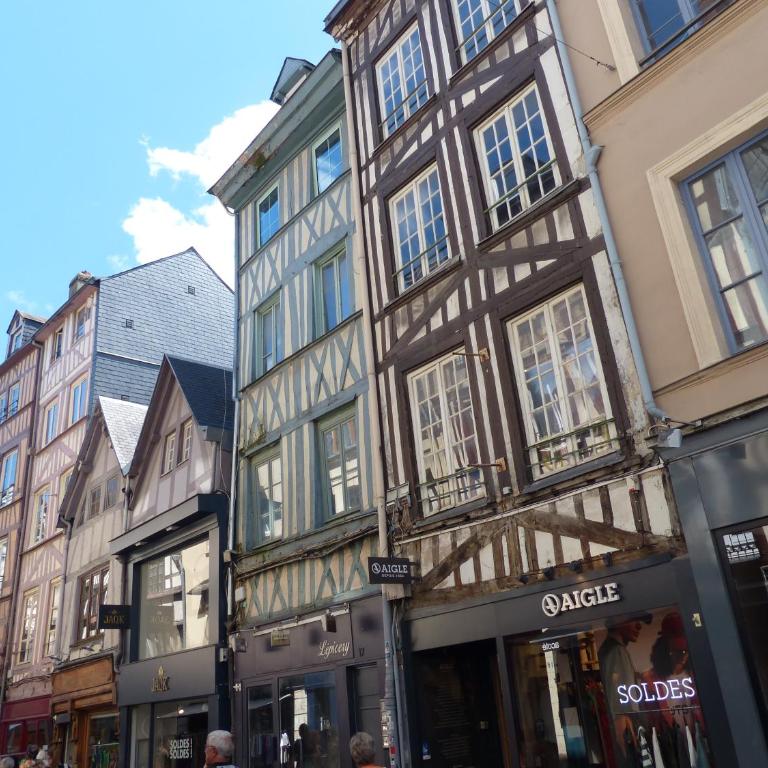 Coeur Rouennais 4P - Centre historique - Rue piétonne - Internet -Wifi - Chambre Quadruple avec Douche - 34