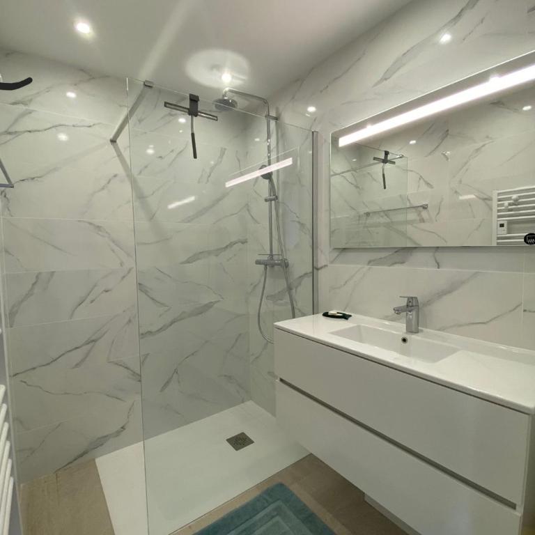 Superbe T4 -Vue Mer- Tout Confort Refait à Neuf! - Appartement 3 Chambres - 17