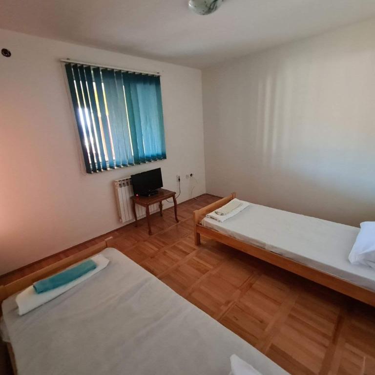 M2 Sobe - Basic Triple Room with Shared Bathroom - 4