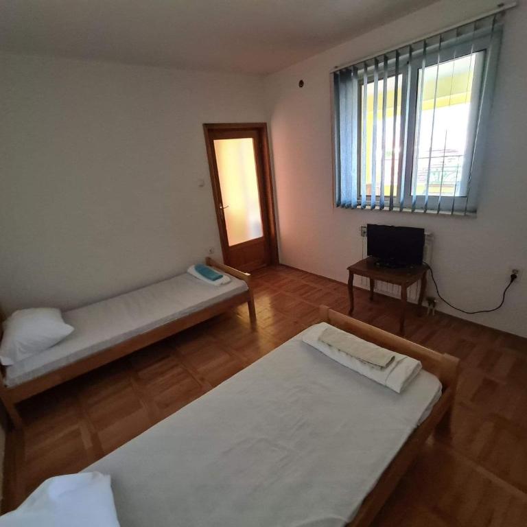 M2 Sobe - Basic Triple Room with Shared Bathroom - 6