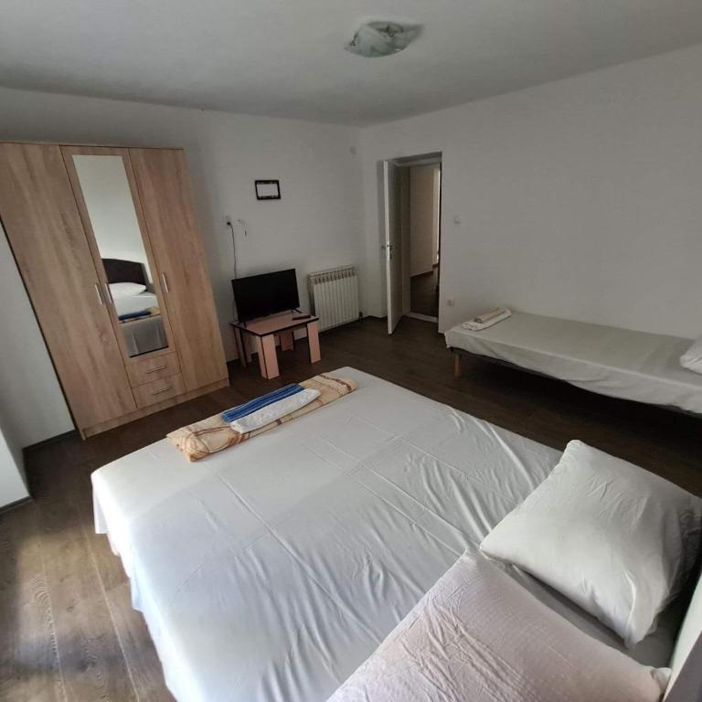 M2 Sobe - Basic Triple Room with Shared Bathroom - 7