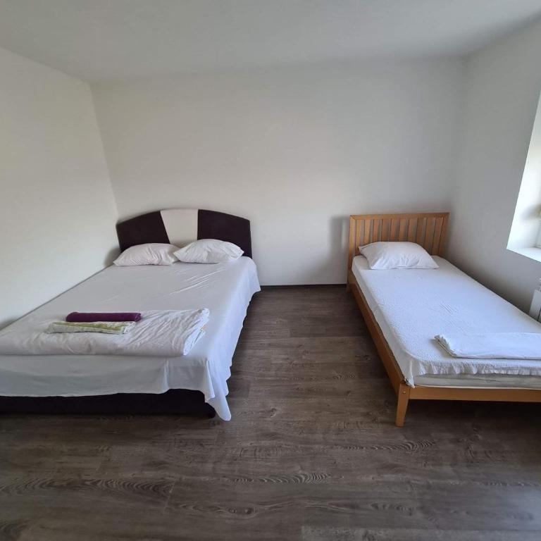 M2 Sobe - Basic Triple Room with Shared Bathroom - 9