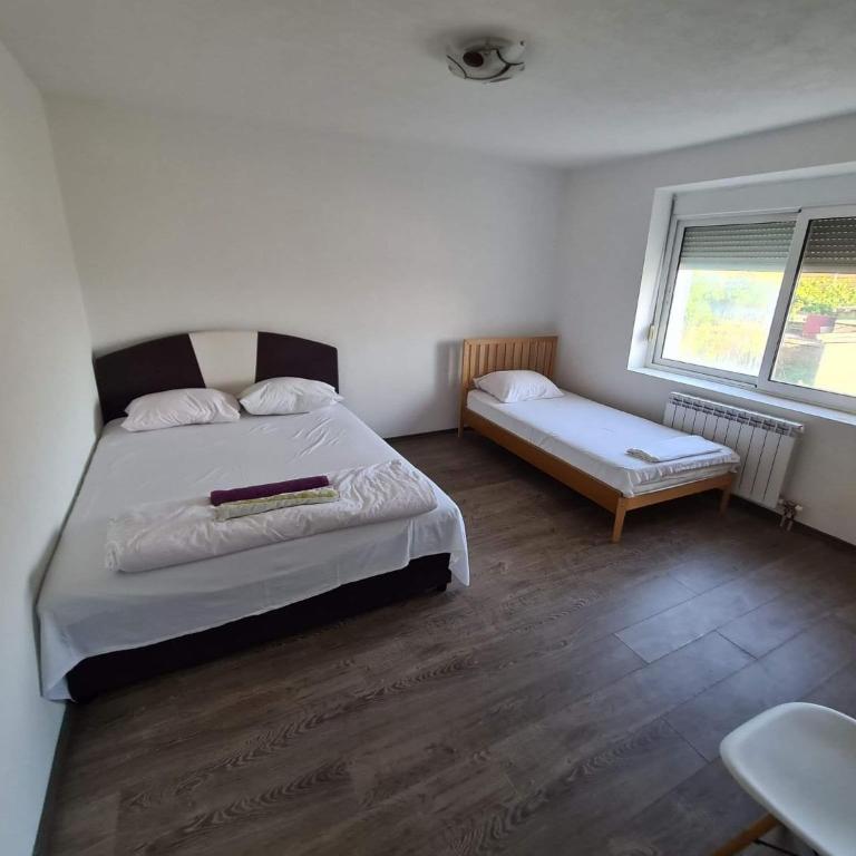 M2 Sobe - Basic Triple Room with Shared Bathroom - 13