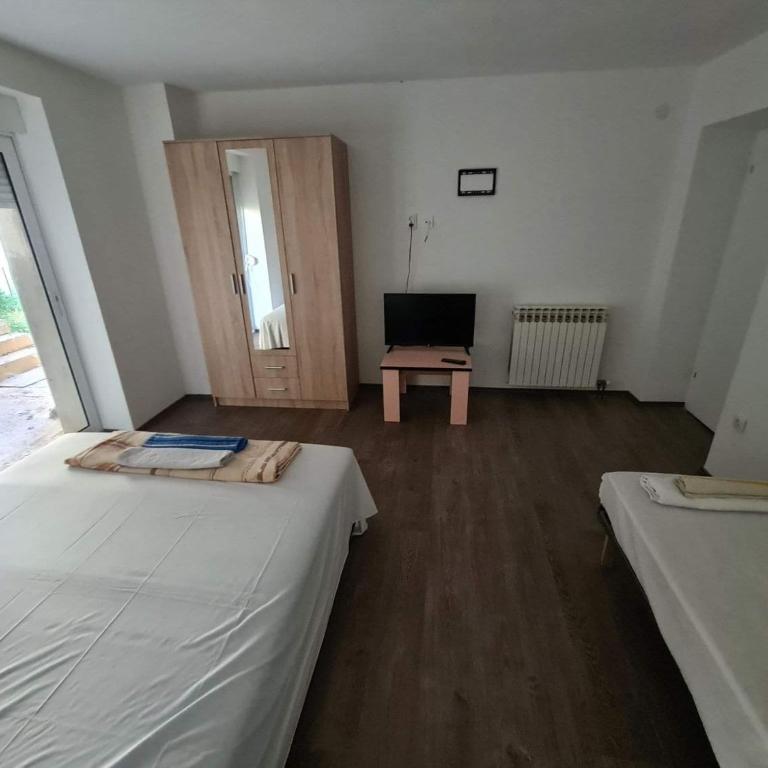 M2 Sobe - Basic Triple Room with Shared Bathroom - 14