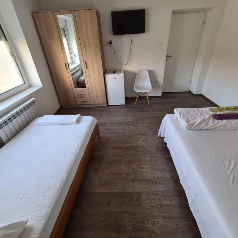 M2 Sobe - Basic Triple Room with Shared Bathroom - 1