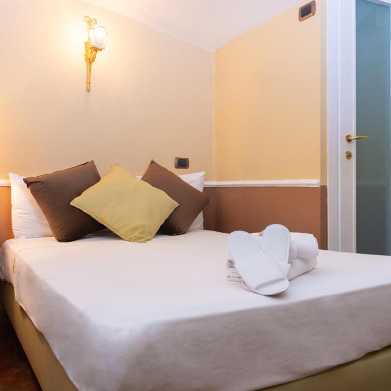 Hotel Suite Ares - Camera familiare con due letti queen size e letto singolo - 5