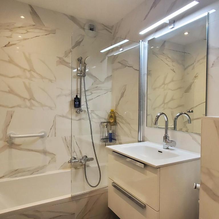 MIOUGRANO Studio 25m2 Piscine 300m Plage - Studio avec Balcon - 5