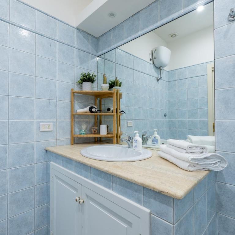 Charming apartment with patio a few steps from Colosseum - Appartamento con 2 Camere da Letto - 31