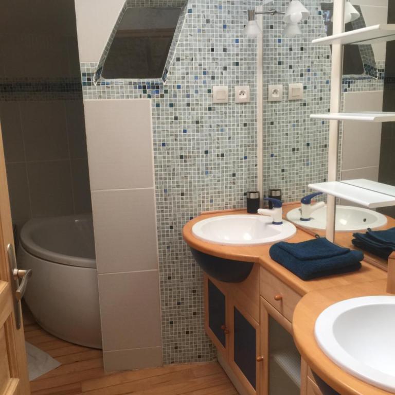 Cosy, calme et authentique au coeur de ville - Three-Bedroom Apartment - 5