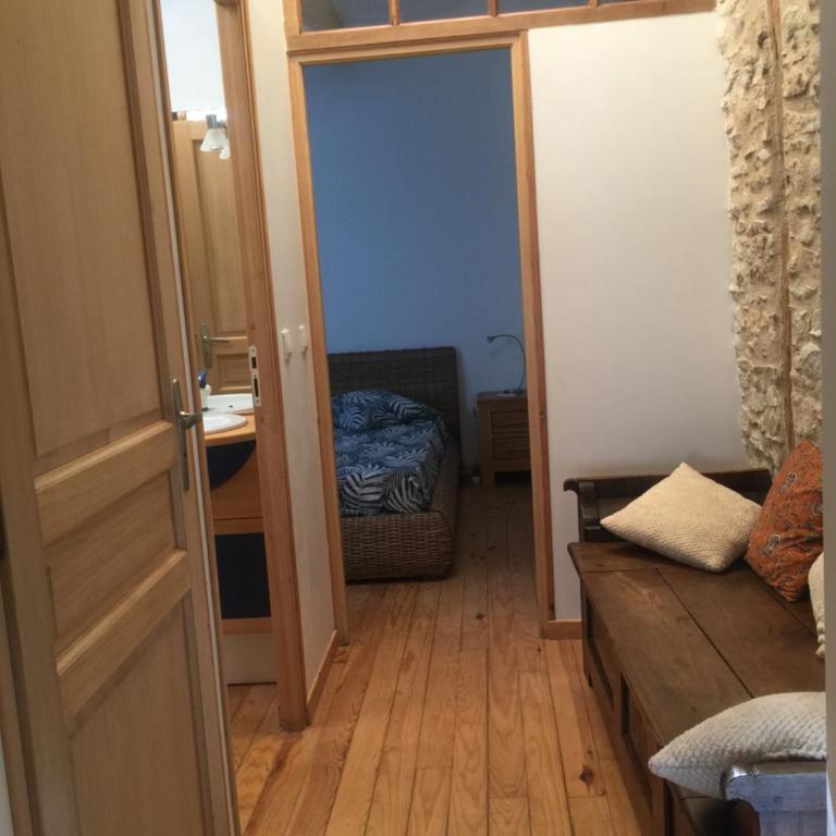 Cosy, calme et authentique au coeur de ville - Three-Bedroom Apartment - 8