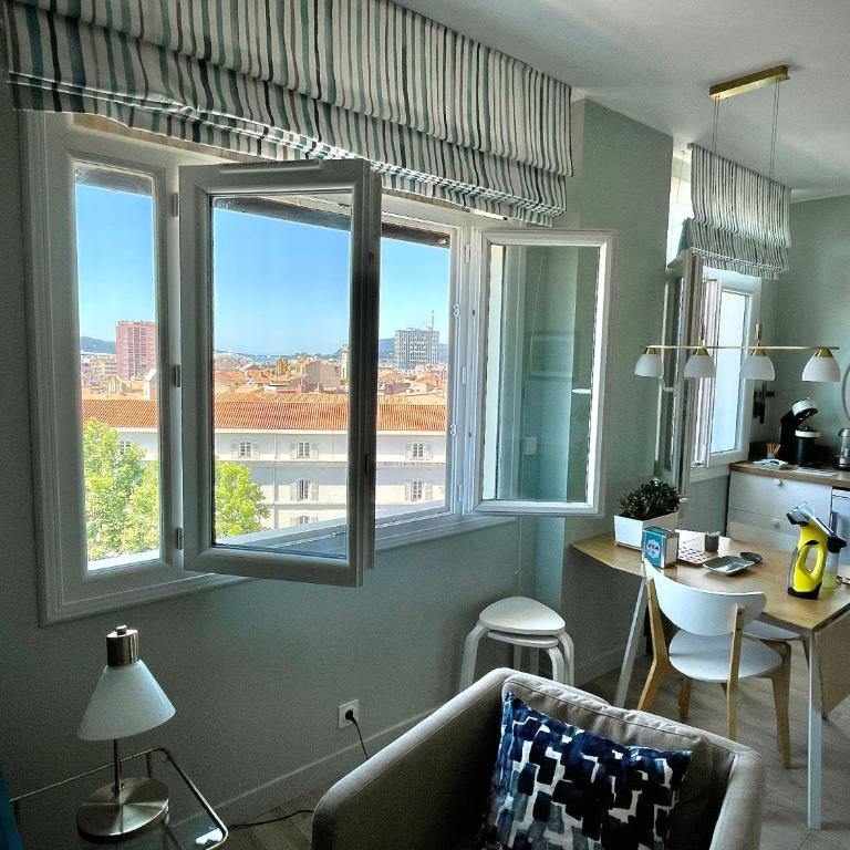 Vue sur rade appartement élégant vaste climatisé étage élevé ascenseur proche parking et toutes commodités au cœur du Toulon historique - Apartment mit 1 Schlafzimmer - 15