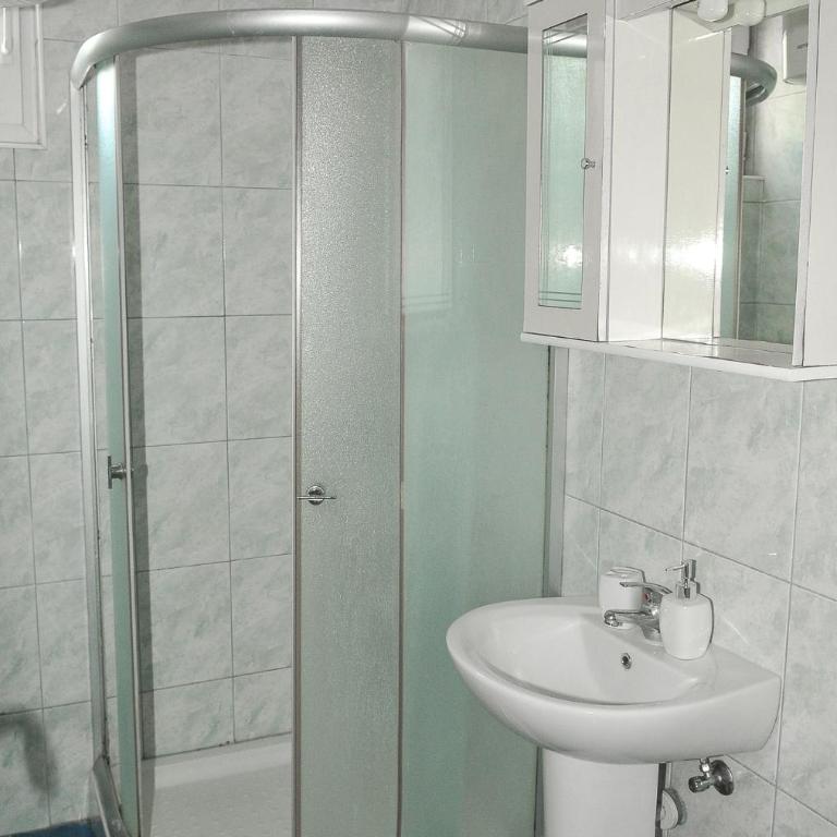 Guest House Marković - Quadruple Room with Private Bathroom - 4