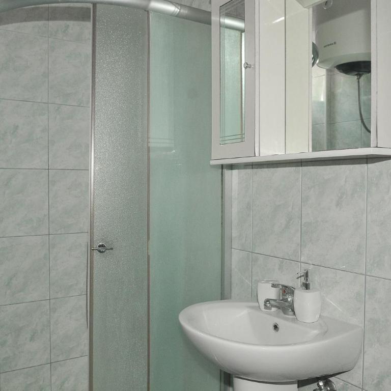 Guest House Marković - Quadruple Room with Private Bathroom - 3