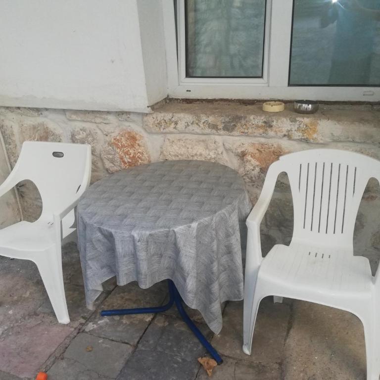 LaRos Apt - One-Bedroom Apartment - 1