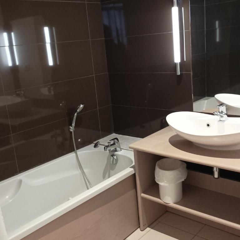 Appartement T3 dans château avec piscine et WIFI, animaux admis, 6 personnes - Apartment mit 2 Schlafzimmern - 3