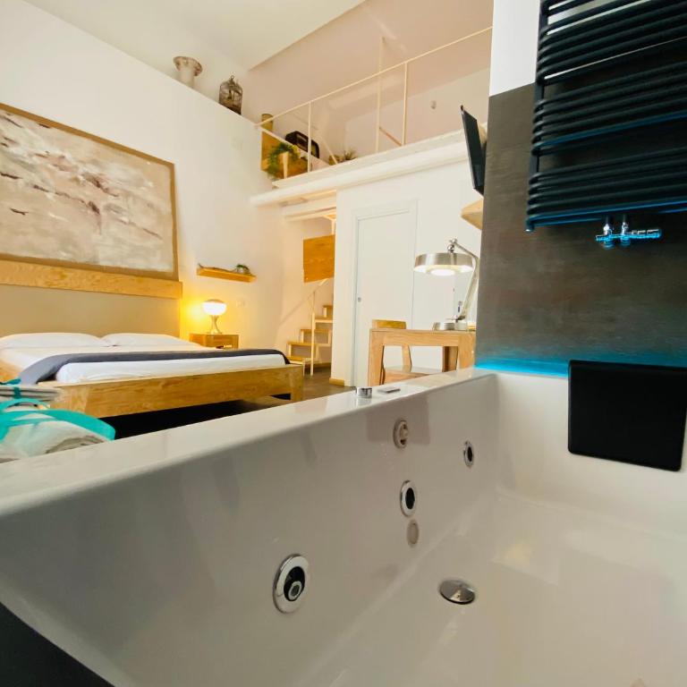 AQUAROOMS Suites - Junior Suite - 7