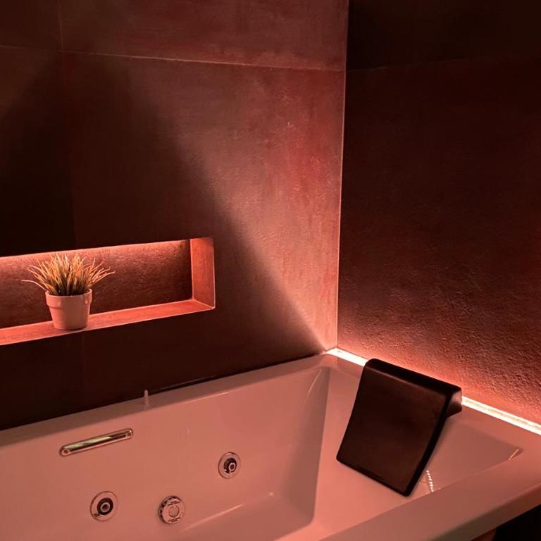 AQUAROOMS Suites - Junior Suite - 9