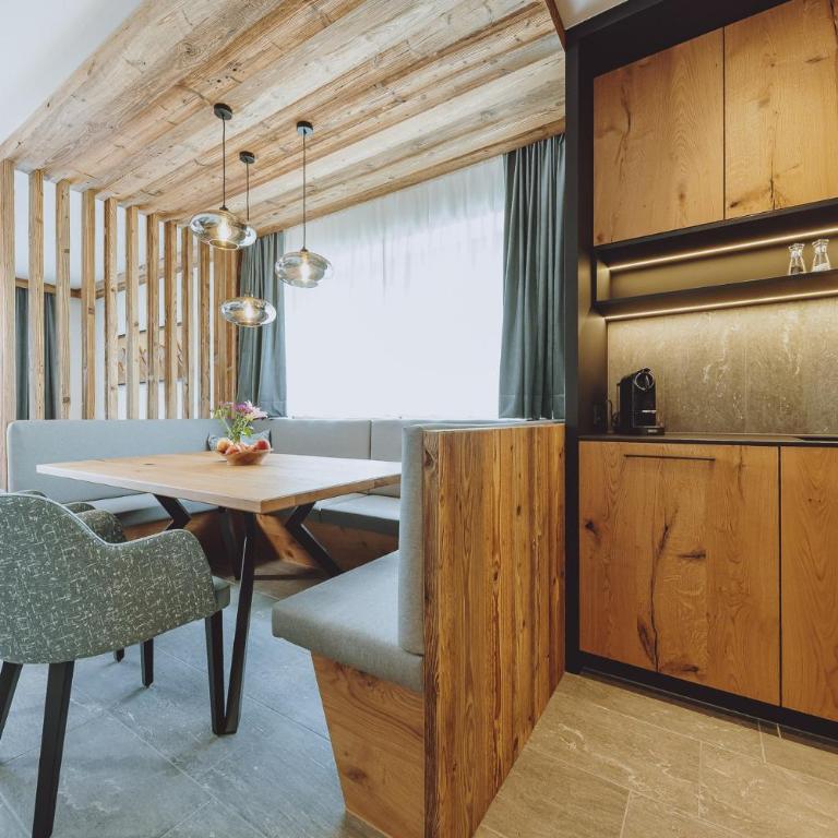 ZAGLGUT Premium Hotel & Chalets, Zell am See-Kaprun - Wellness & Infinity Pool, Air Conditioning, Panoramic Views & Summer Card Included - Chalet mit 3 Schlafzimmern, Sauna und Außenbadewanne - 8