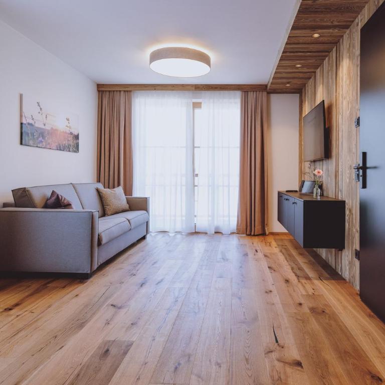 ZAGLGUT Premium Hotel & Chalets, Zell am See-Kaprun - Wellness & Infinity Pool, Air Conditioning, Panoramic Views & Summer Card Included - Panorama Superior Suite mit Sauna und Badewanne - 5