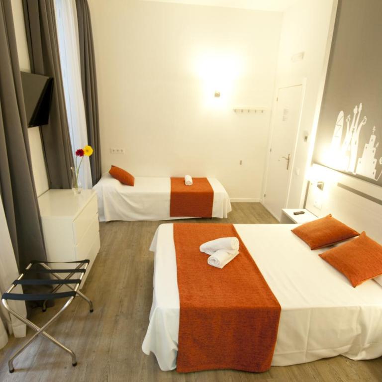 Hostal Live Barcelona - Triple Room - 16