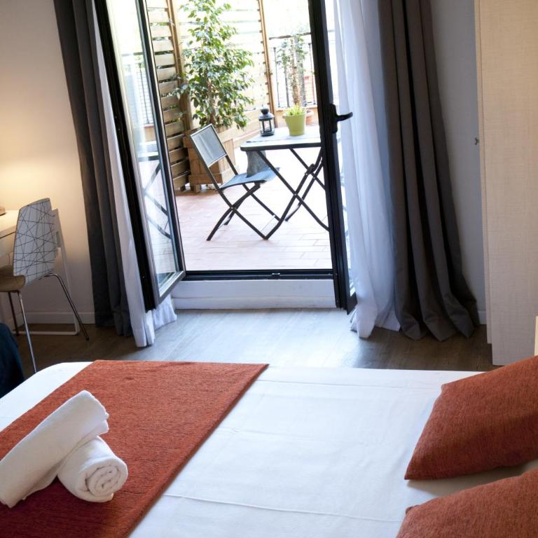 Hostal Live Barcelona - Superior Double or Twin Room with Terrace - 9