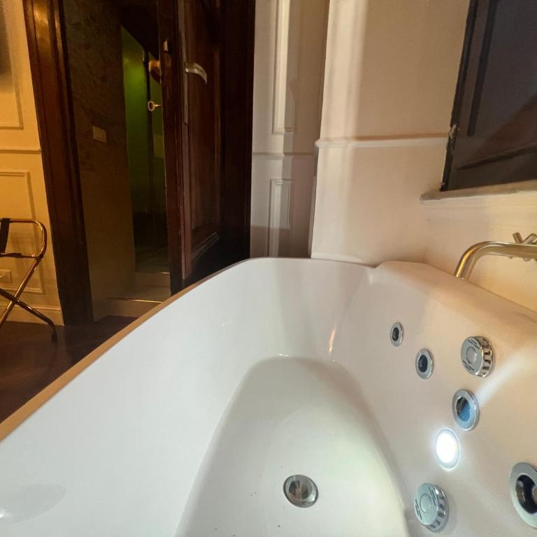 Navona Central Suites - Suite Superior con Vasca Idromassaggio e Sauna a Vapore - 4