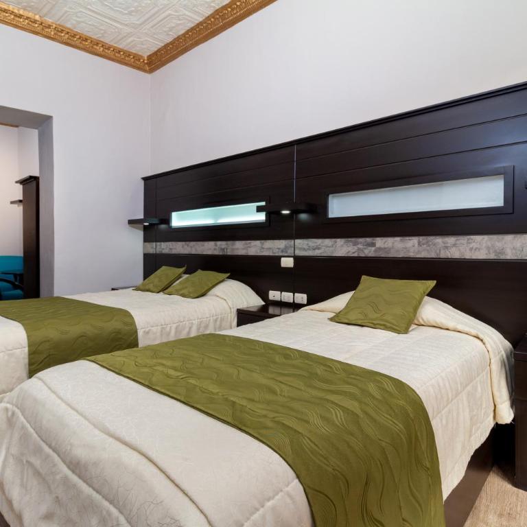 Hotel Majestic 2 by HHG - Twin Room with Private Bathroom - 10