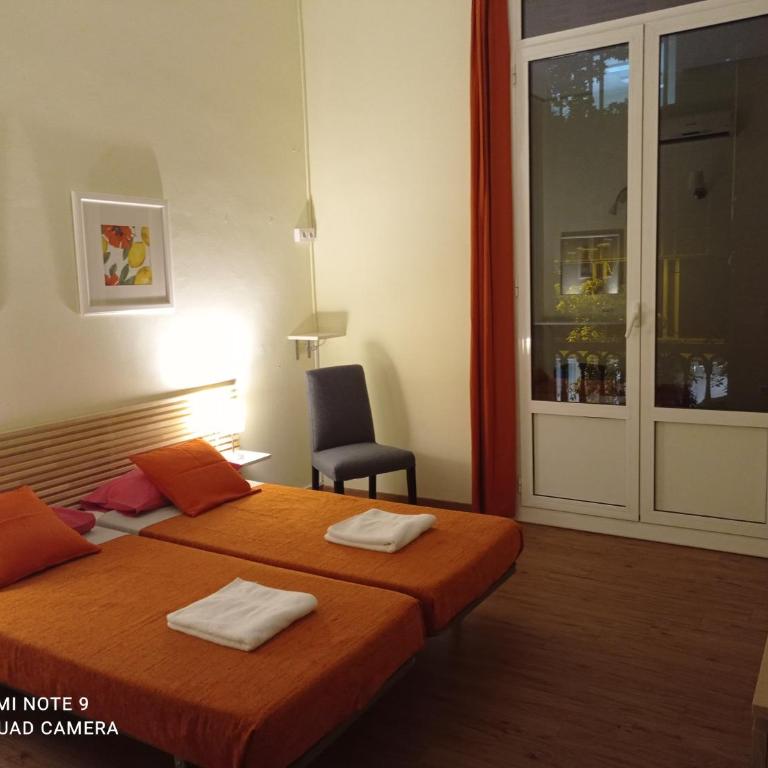 Barcelona Central Garden Hostal - Double or Twin Room with Balcony - 2