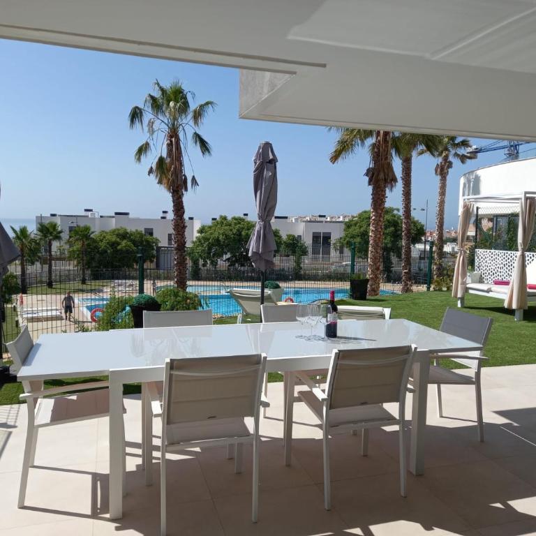CASA CASU NEW STUNNING 3 BED RAISED GROUND FLOOR APARTMENT & HUGE BALCONY WITH SEA POOL & MOUNTAIN VIEW INDOOR & OUTDOOR SWIMMING POOLS & GYM WALKING DISTANCE TO BEACH PORT Estepona TRAVELLER AWARD 2023 - Three-Bedroom Apartment - 48