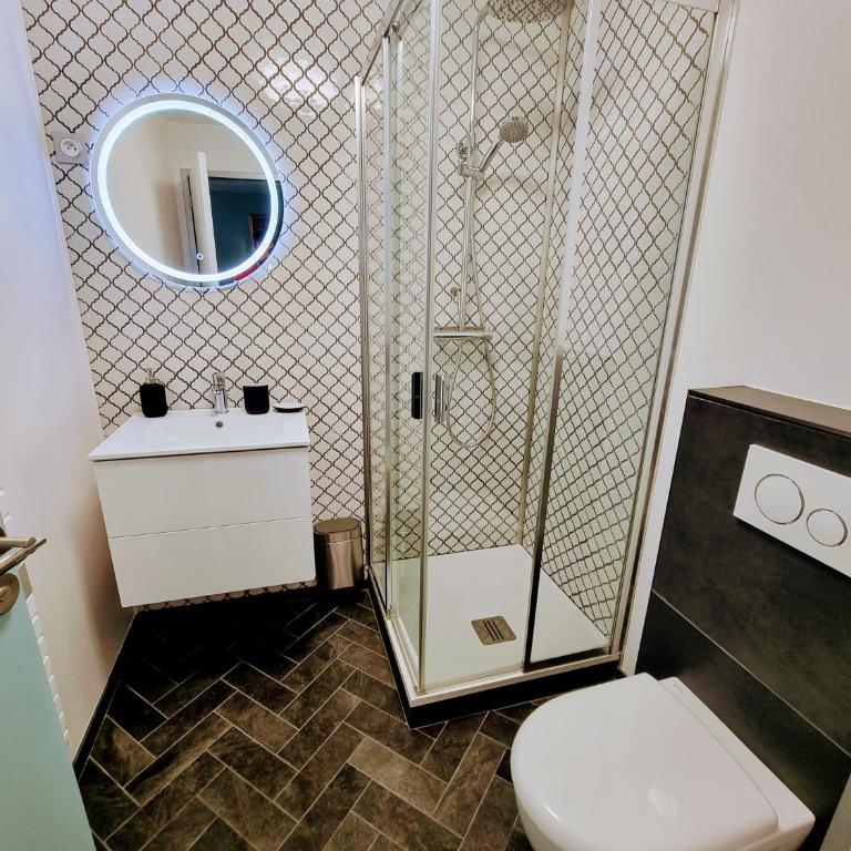 2 Appt MédiéLounge ou MédiéOld, Parking Vue magnifique par Beds76 - Studio Lit Queen-Size de Luxe - 6