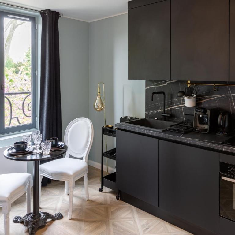 2 Appt MédiéLounge ou MédiéOld, Parking Vue magnifique par Beds76 - Studio Lit Queen-Size de Luxe - 8