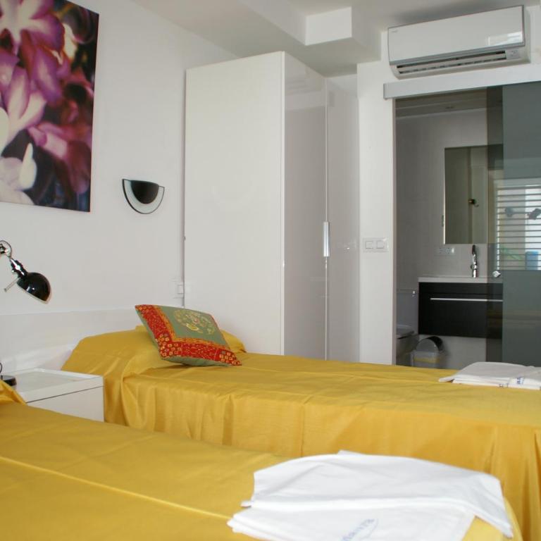 Apartamentos Centremar - Superior Three-Bedroom Apartment Street View - 5